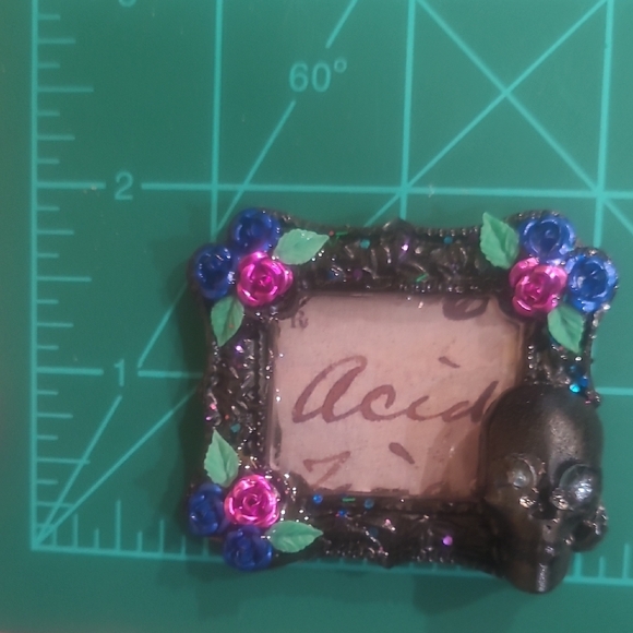 Decorative Skull Frame with Roses - Picture 8 of 8